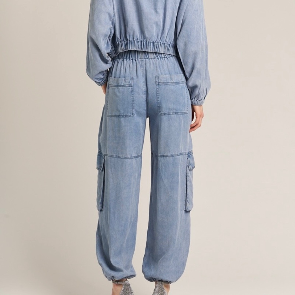 🔴SOLD OUT En Créme Light Denim Tencel Cargo Pants - Picture 5 of 5